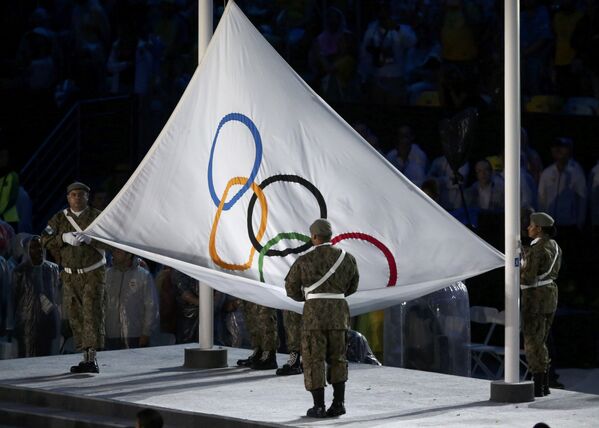 На стадионе Маракана спускают олимпийский флаг в ходе церемонии закрытия ОИ. - Sputnik Грузия