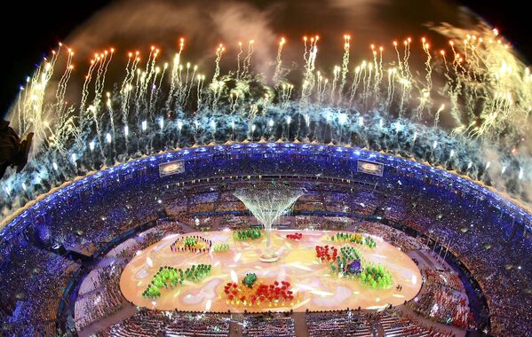 Салют над стадионом Маракана на церемонии закрытия XXXI летних Олимпийских игр. - Sputnik Грузия