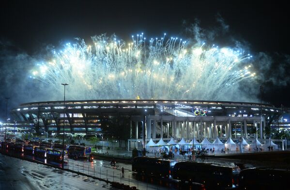 Салют над стадионом Маракана на церемонии закрытия XXXI летних Олимпийских игр. - Sputnik Грузия