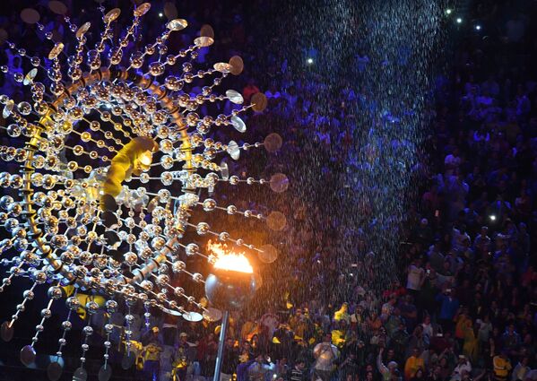 Чаша Олимпийского огня на церемонии закрытия XXXI летних Олимпийских игр. - Sputnik Грузия
