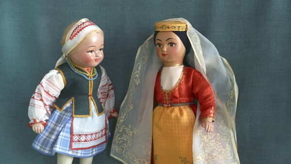 Куклы в национальных грузинском и белорусском костюмах - Sputnik Грузия