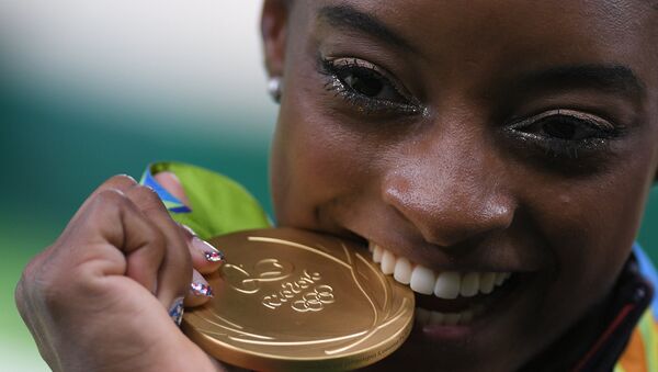 Симона Байлз (США), завоевавшая золотую медаль в индивидуальном многоборье по спортивной гимнастике среди женщин на XXXI летних Олимпийских играх, на церемонии награждения. - Sputnik Грузия