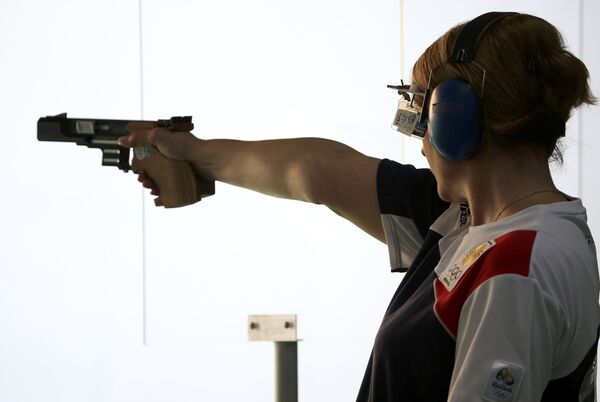 Нино Салуквадзе во время соревнований по стрельбе из спортивного пистолета с расстояния 25 метров - Sputnik Грузия