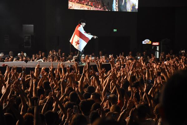 Зрители из зала передали Клаусу Майне флаг Грузии. И музыкант почти весь концерт на сцене кутался во флаг и развевал его. - Sputnik Грузия