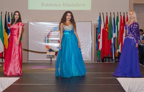 Дефиле в вечерних платьях. Участница из Грузии Майя Амашукели на фото справа. - Sputnik Грузия