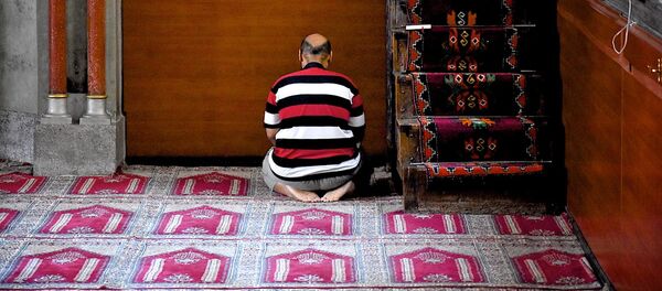 მლოცველი თბილისის მეჩეთში - Sputnik საქართველო