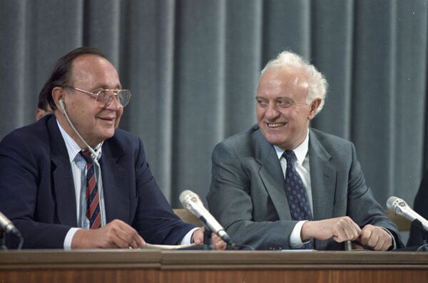 Как цвет глаз влияет на действия политиков Как цвет глаз влияет на действия политиков - Sputnik Грузия