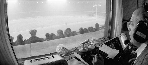 Спортивный комментатор Котэ Махарадзе в комментаторской кабине Спортивный комментатор Котэ Махарадзе в комментаторской кабине - Sputnik Грузия