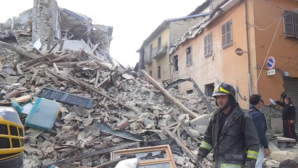 Землетрясение в Италии: работа спасателей и кадры разрушений - Sputnik Грузия