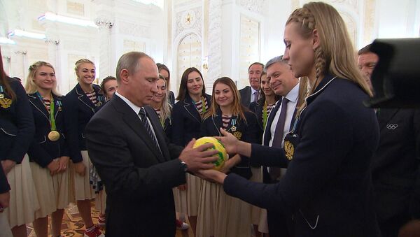 Российские гандболистки вручили Путину мяч, которым играли в финале ОИ-2016 - Sputnik Грузия