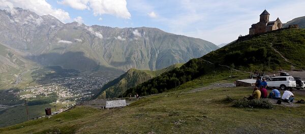 Вид на поселок Степанцминда со смотровой площадки у церкви Гергети - Sputnik Грузия
