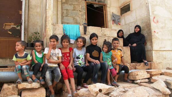 Дети из семей беженцев в Алеппо близь зоны боевых действий. - Sputnik Грузия