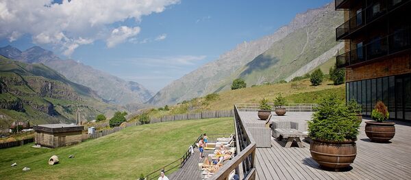 Вид на окружающий горный пейзаж с территории фешенебельного отеля в Степанцминда - Sputnik Грузия