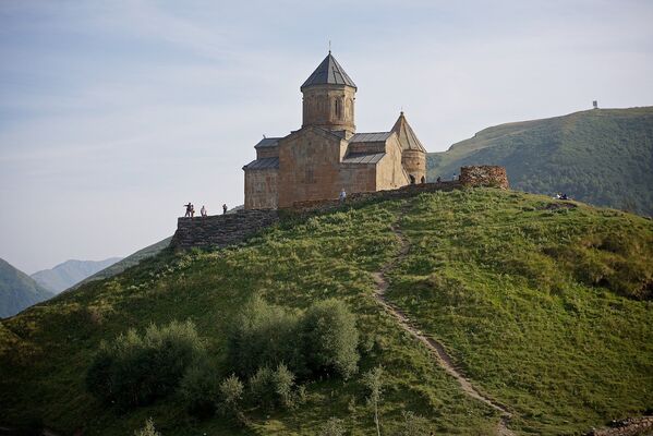 Церковь Святой Троицы на вершине горы у села Гергети, Казбегский район. - Sputnik Грузия