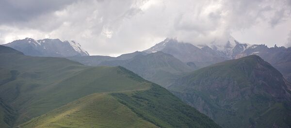 Вид на Кавказские горы и вершину Казбек (Мкинварцвери) - Sputnik Грузия