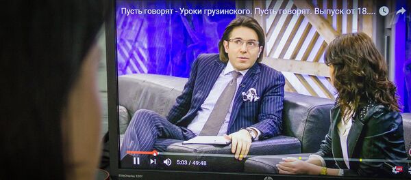 Девушка смотрит передачу Пусть говорят с Андреем Малаховым - Sputnik Грузия