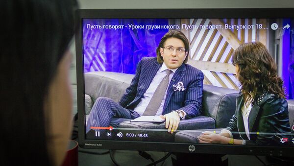 Девушка смотрит передачу Пусть говорят с Андреем Малаховым - Sputnik Грузия
