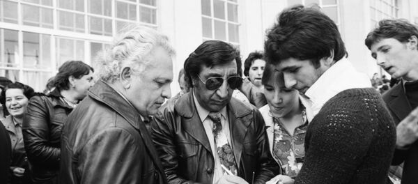 Фрунзик Мкртчян раздает автографы в Тбилиси. - Sputnik Грузия