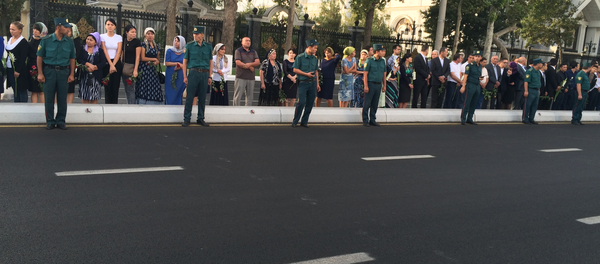 Ташкентцы плачут и кидают цветы под траурный кортеж президента страны Ташкентцы плачут и кидают цветы под траурный кортеж президента страны - Sputnik Грузия