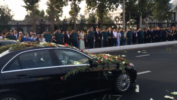 Молчание, слезы и цветы на трассе: Ташкент простился с президентом - Sputnik Грузия