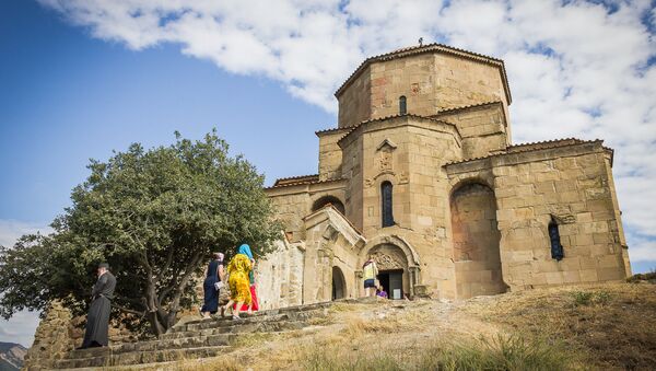 Сотни туристов и жителей Грузии ежедневно посещают монастырь Джвари - Sputnik Грузия