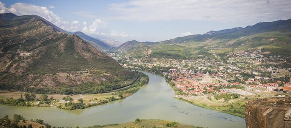 Слияние рек Арагви и Куры, вид на город Мцхета с монастыря Джвари Слияние рек Арагви и Куры, вид на город Мцхета с монастыря Джвари - Sputnik Грузия