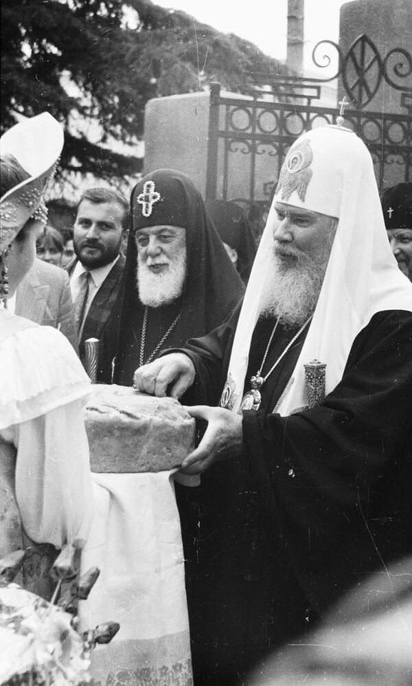 Согласно русской традиции, с хлебом и солью встречали патриарха Алексия II. Согласно русской традиции, с хлебом и солью встречали патриарха Алексия II. - Sputnik Грузия