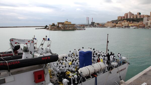 I migranti arrivano  in Porto Empedocle, Sicilia. - Sputnik საქართველო