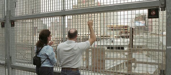 Жители Нью-Йорка у заграждения на месте взрыва Всемирного торгового центра. - Sputnik Грузия