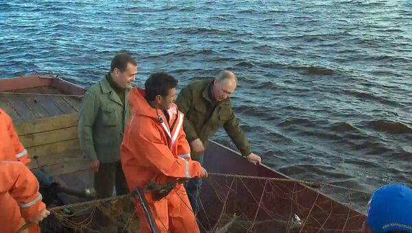 Путин и Медведев прошли на катере по озеру Ильмень и отведали рыбацкой ухи - Sputnik Грузия