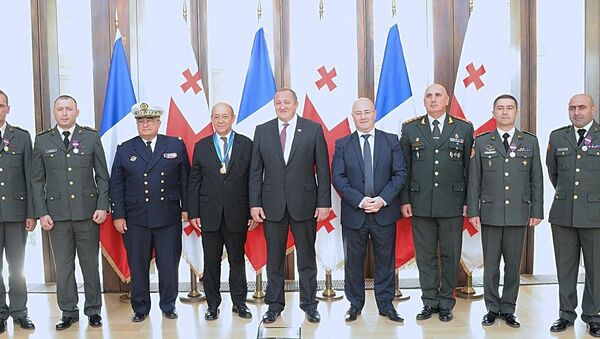 Президент Грузии Георгий Маргвелашвили наградил министра обороны Франции Жан-Ива Ле Дриана - Sputnik Грузия