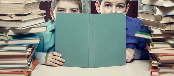 წიგნებში ჩაფლული მოსწავლეები წიგნებში ჩაფლული მოსწავლეები - Sputnik საქართველო