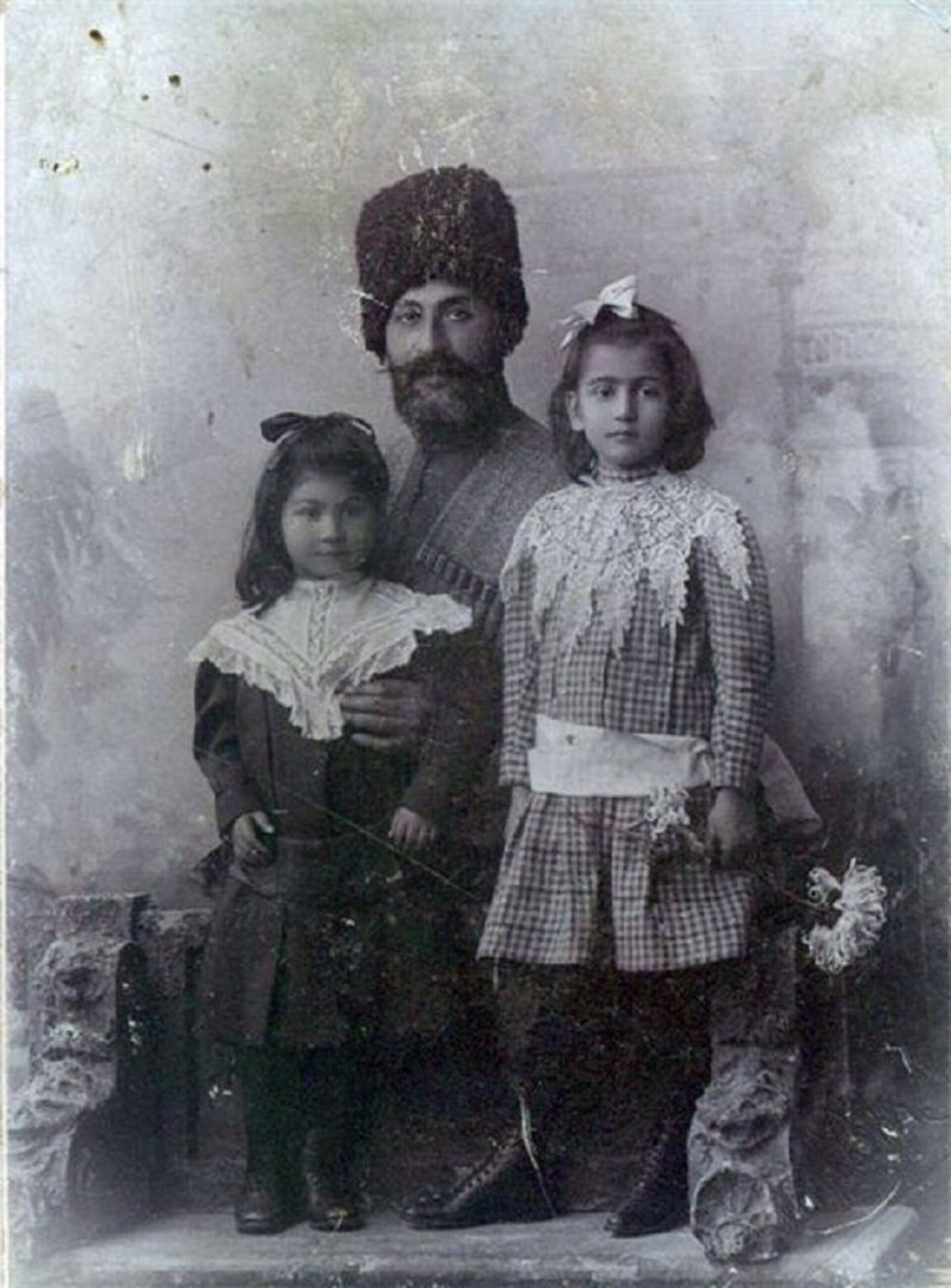 ნიკო ბური ქალიშვილებთან, ნატალიასა და რუსუდანთან ერთად. - Sputnik საქართველო, 1920, 21.04.2022