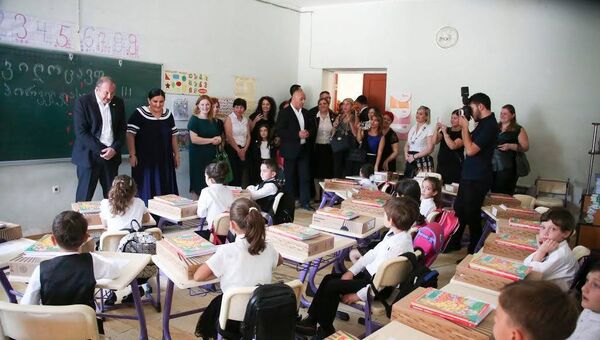 Георгий Маргвелашвили посетил Кутаиссую классическую гимназию - Sputnik Грузия