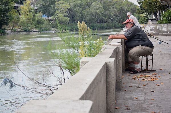 Рыбаки на тбилисской набережной - Sputnik Грузия