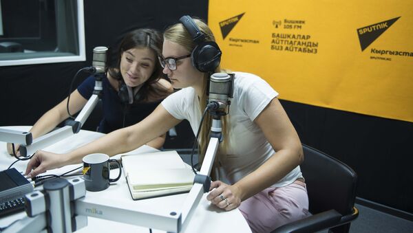 Сотрудники в студии радио Sputnik Кыргызстан в Бишкеке - Sputnik Грузия