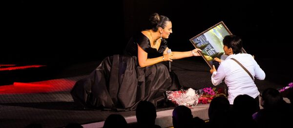 Елена Ваенга получила подарки на концерте в Тбилиси Елена Ваенга получила подарки на концерте в Тбилиси - Sputnik Грузия