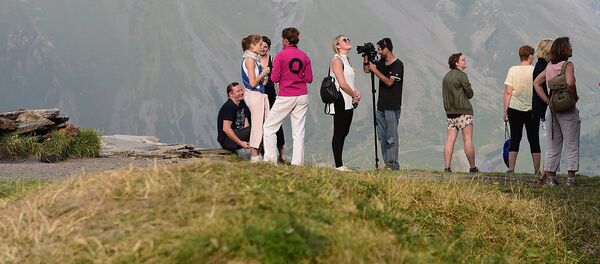 Туристы на смотровой площадке у Гергетской церкви Святой Троицы - Sputnik Грузия