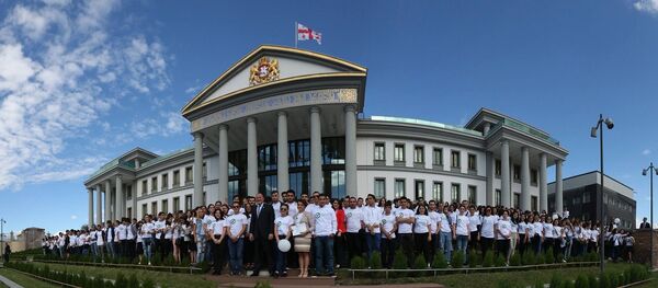 გიორგი მარგველაშვილი კამპანიაში მონაწილე ახალგაზრდებთან ერთად გიორგი მარგველაშვილი კამპანიაში მონაწილე ახალგაზრდებთან ერთად - Sputnik საქართველო