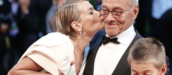 Актриса Юлия Высоцкая, режиссёр Андрей Кончаловский и их сын Пётр на церемонии закрытия 73-го Венецианского международного кинофестиваля у Дворца кино на острове Лидо Актриса Юлия Высоцкая, режиссёр Андрей Кончаловский и их сын Пётр на церемонии закрытия 73-го Венецианского международного кинофестиваля у Дворца кино на острове Лидо - Sputnik Грузия