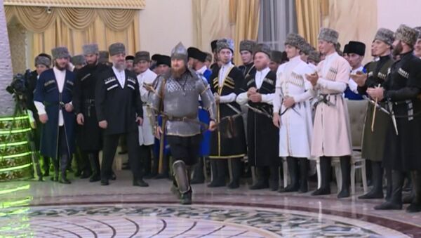 В шлеме и латах: Кадыров в доспехах пришел на праздник Дня чеченской женщины - Sputnik Грузия