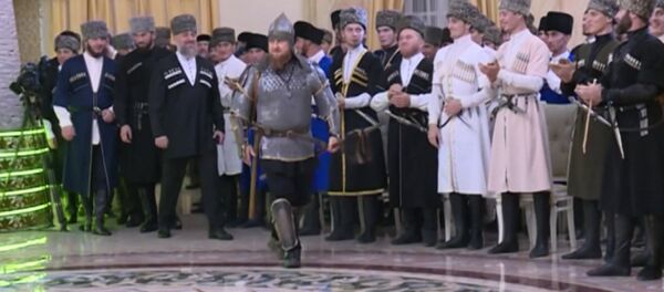 В шлеме и латах: Кадыров в доспехах пришел на праздник Дня чеченской женщины - Sputnik Грузия