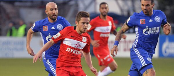 Игрок Оренбурга Вадим Афонин, игрок Спартака Джано Ананидзе и игрок Оренбурга Благой Георгиев (слева направо) - Sputnik Грузия