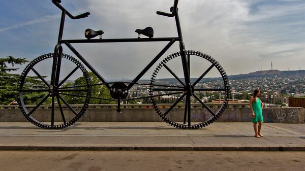 Велосипед в Тбилиси - Тянитолкай. - Sputnik Грузия