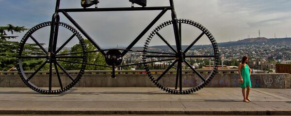 Велосипед в Тбилиси - Тянитолкай. - Sputnik Грузия