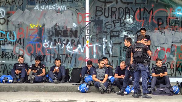 Сотрудники полиции на площади Таксим в Стамбуле - Sputnik Грузия
