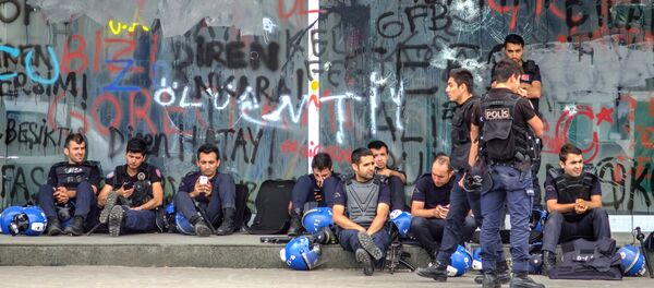 Сотрудники полиции на площади Таксим в Стамбуле - Sputnik Грузия