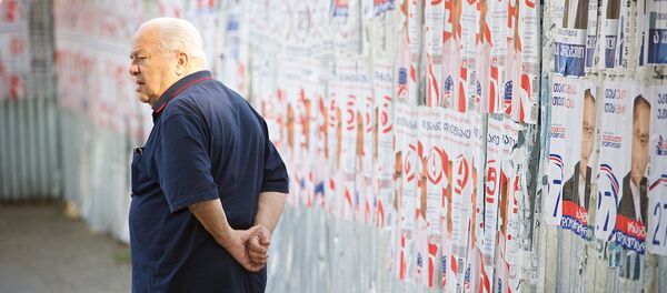 რიგითი თბილისელი წინასაარჩევნო პლაკატებს ათვალიერებს. რიგითი თბილისელი წინასაარჩევნო პლაკატებს ათვალიერებს. - Sputnik საქართველო