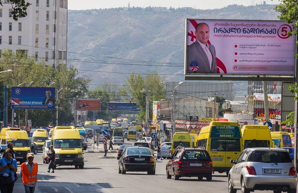 Один из предвыборных плакатов, размещенный над оживленной трассой в столице Грузии - Sputnik Грузия