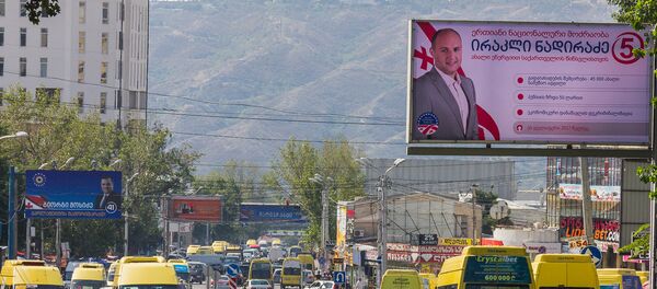 Один из предвыборных плакатов, размещенный над оживленной трассой в столице Грузии - Sputnik Грузия